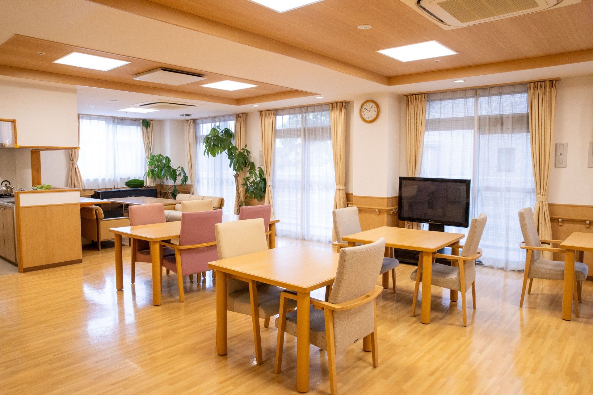 ニチイケアセンター熊本飽田東の共用キッチン。どなた様でもお気軽にお使いいただける共用環境が整っております。