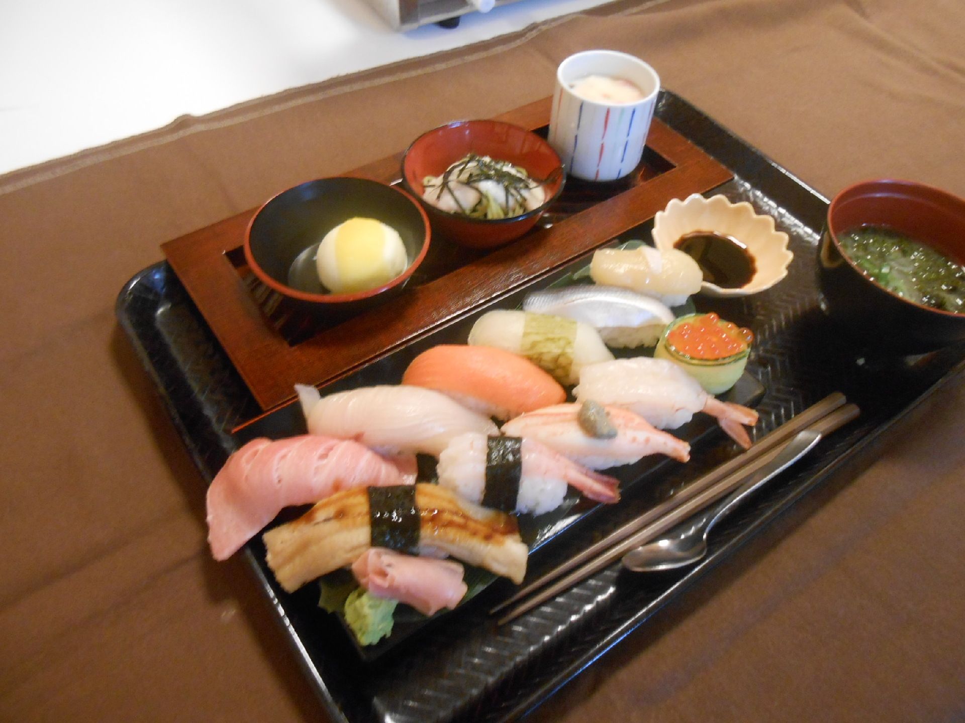 茶碗蒸しと味噌汁がセットになった握り寿司