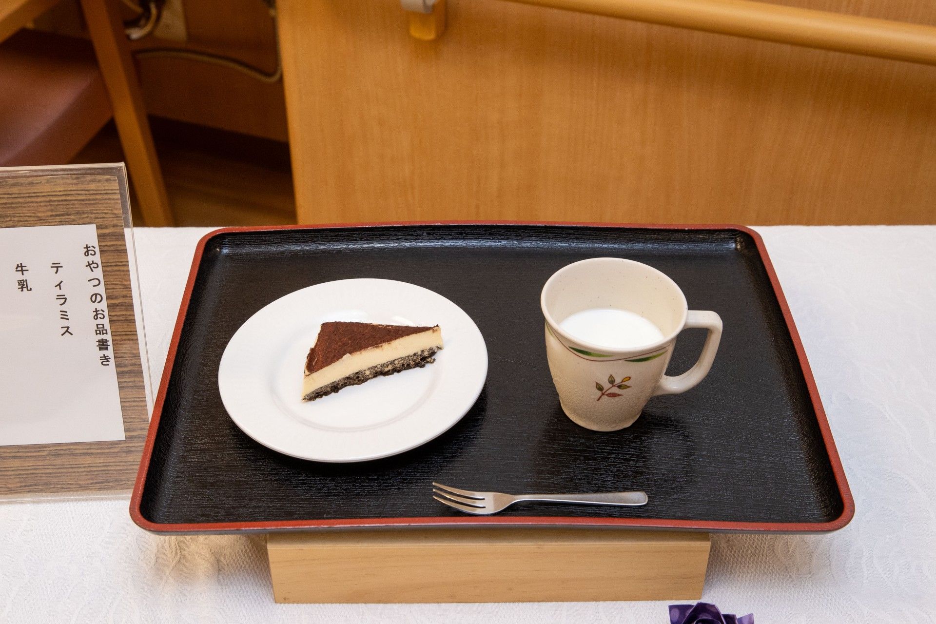 おやつのケーキと牛乳