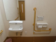 バリアフリー設計のトイレ施設