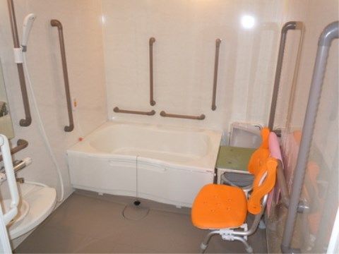 ニチイケアセンター山形三日町の個浴室。手すりや転倒防止の床材を使用しておりますので、安心の入浴をしていただけます。
