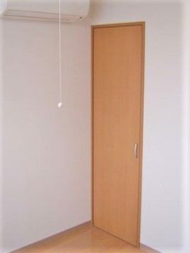 ニチイケアセンター山形桧町の居室内収納。盗難・紛失を防止できる収納スペースは全ての居室内に設置されています。