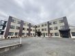 広い駐車場のある建物