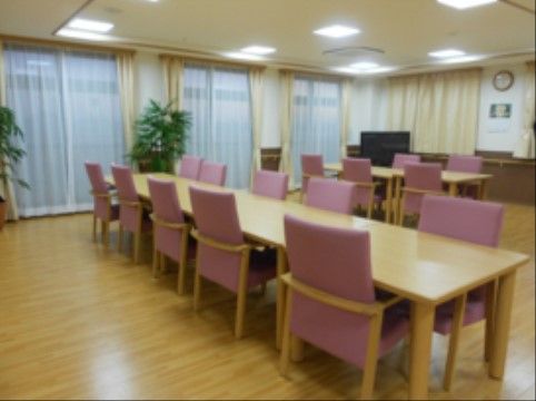 ニチイケアセンター小名浜のダイニング。毎日沢山の入居者様で賑わう、楽しいお食事風景となっております。