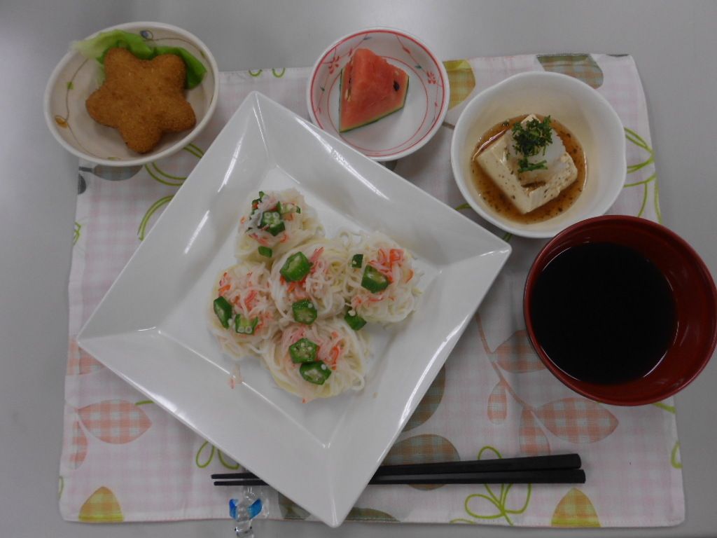 スイカのデザートが付いた、そうめんとコロッケと冷やっこのセット