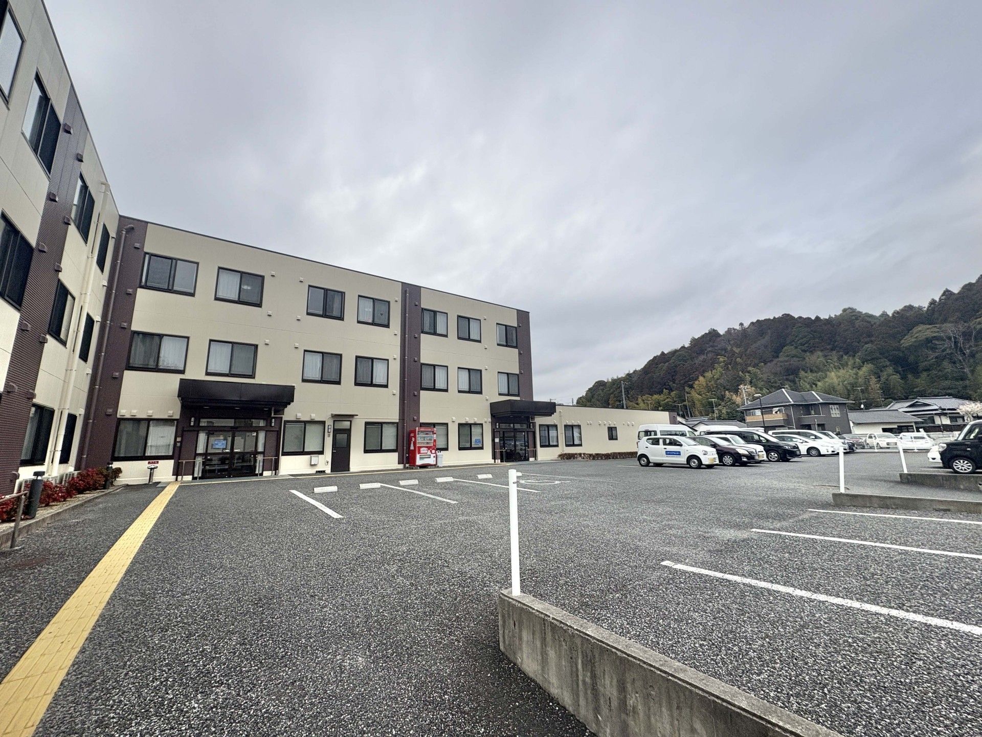 広い駐車場の建物外観