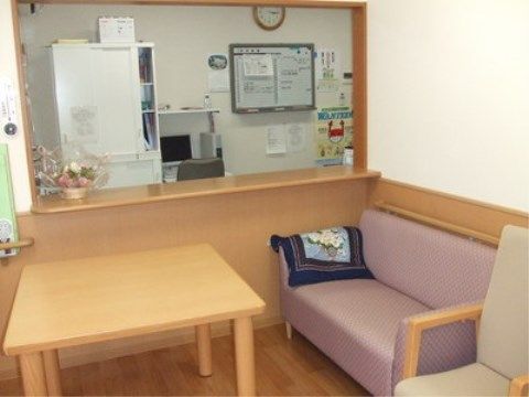 ヘルパーステーションのカウンターのそばに設置されたソファーとテーブル