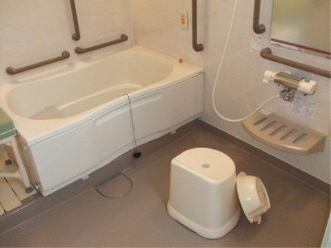 「ニチイケアセンター福島大森」の一般浴室。個別浴室なので、入居者様の心ゆくまでバスタイムを堪能できる。