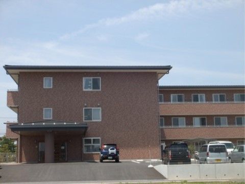 「ニチイケアセンター郡山日和田」の外観。シナモン色タイルが目印の3階建ての駐車場付きの施設である。