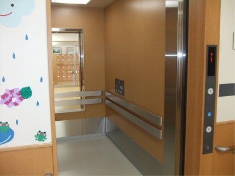 「ニチイケアセンター郡山日和田」のエレベーター。移動で疲れてしまう方の為に、大型のエレベーターを設置している。
