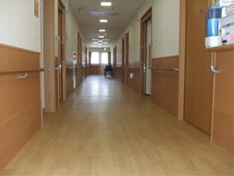 「ニチイケアセンター郡山日和田」の廊下。車椅子の方が障害物に引っかかり事故を防ぐために、何も置かずにしている。