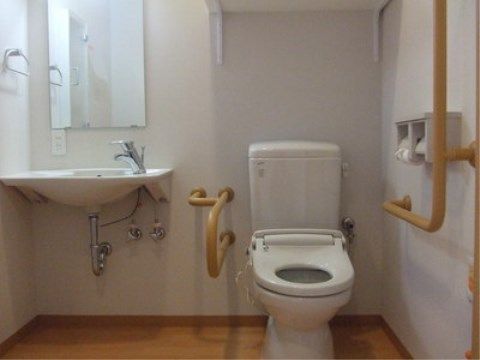 「ニチイケアセンター郡山日和田」の居室。トイレと洗面台を一緒の部屋に施し、移動をしやすくしている。