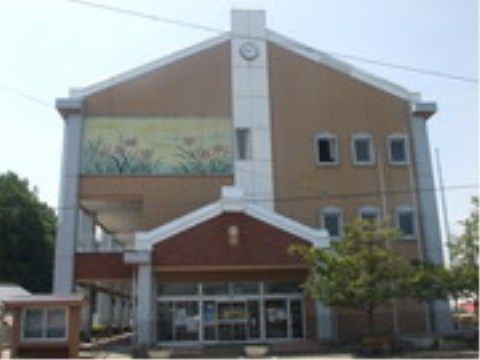 「ニチイケアセンター郡山日和田」の周辺環境。読書が好きな方に図書館がある。