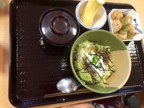 「ニチイケアセンター郡山日和田」のお花見御膳。食べやすく、喉に引っかかりくいお食事を用意している。