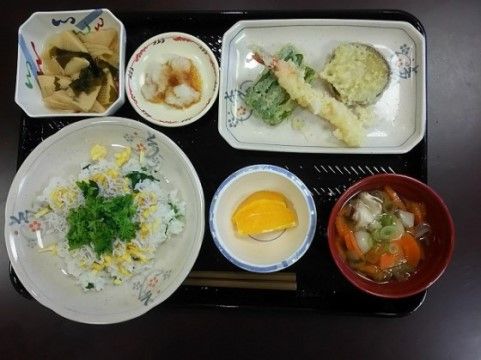 「ニチイケアセンター郡山日和田」のお花見御膳。お腹を満たせられるほど多く、気持の良く元気になる。