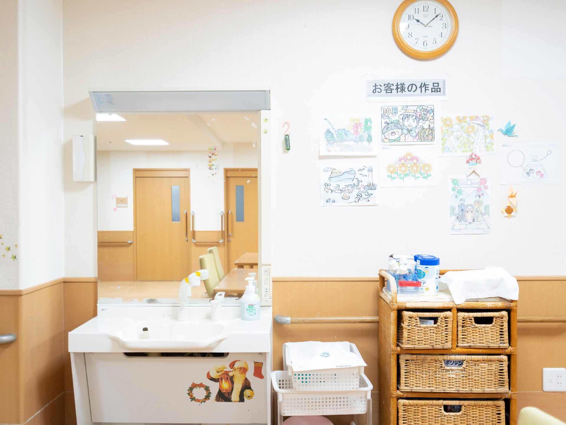 車椅子に乗ったままでも使用できるように設計されている洗面台