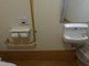 バリアフリーの明るいトイレ空間