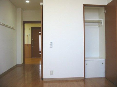 「ニチイケアセンターかつた」の居室。居室からの移動を省くために、トイレや洗面台を居室に設置している。
