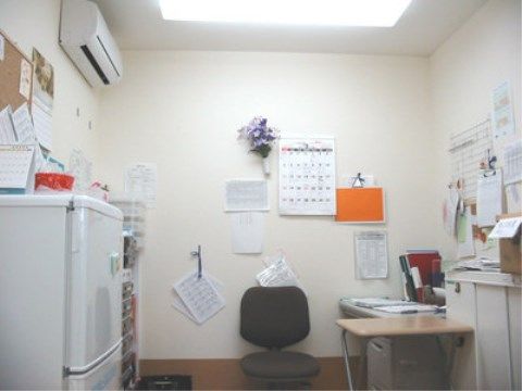 「ニチイケアセンターかつた」の健康管理室。入居者様の体調に合わせて、薬を出したり健康の状態をメモしている。