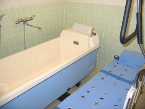 「ニチイケアセンターかつた」の機械浴。疲れた体を丁寧で優しい介助スタッフが、付き添いながら体を洗ってくれる。