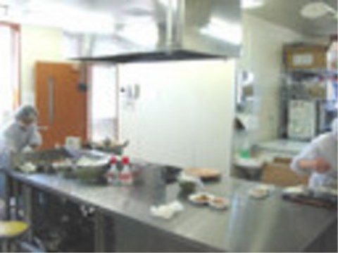 「ニチイケアセンターかつた」の厨房。入居者様のお食事を丹精込めて、美味しいく作っている。