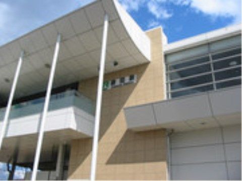 「ニチイケアセンターかつた」の周辺環境。タクシーやバス乗り場があり、入居者様の移動が多い。