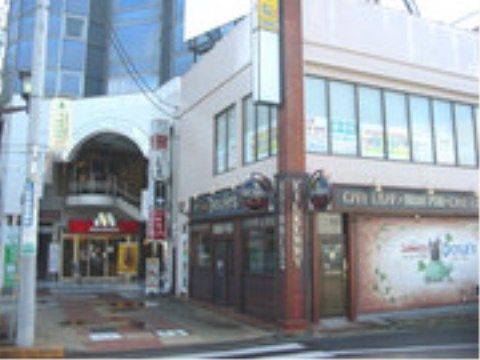 「ニチイケアセンターかつた」の周辺環境。飲食店や量販店が栄えているので、お店が多い。
