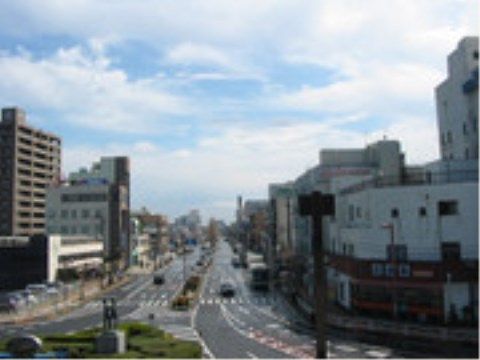 「ニチイケアセンターかつた」の周辺環境。お店等の施設が立ち並び、買い物や気分転換に最適である。