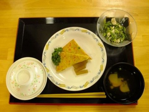 「ニチイケアセンターかつた」のお食事。入居者様の要望に応えられるよう、体調に合わせて、量を少なくしたり、介護食や医療食も用意している。