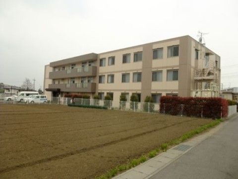 「ニチイケアセンターかつた」の外観。3階建てのマンション風施設になり、充実した暮らしの環境で生活ができる。