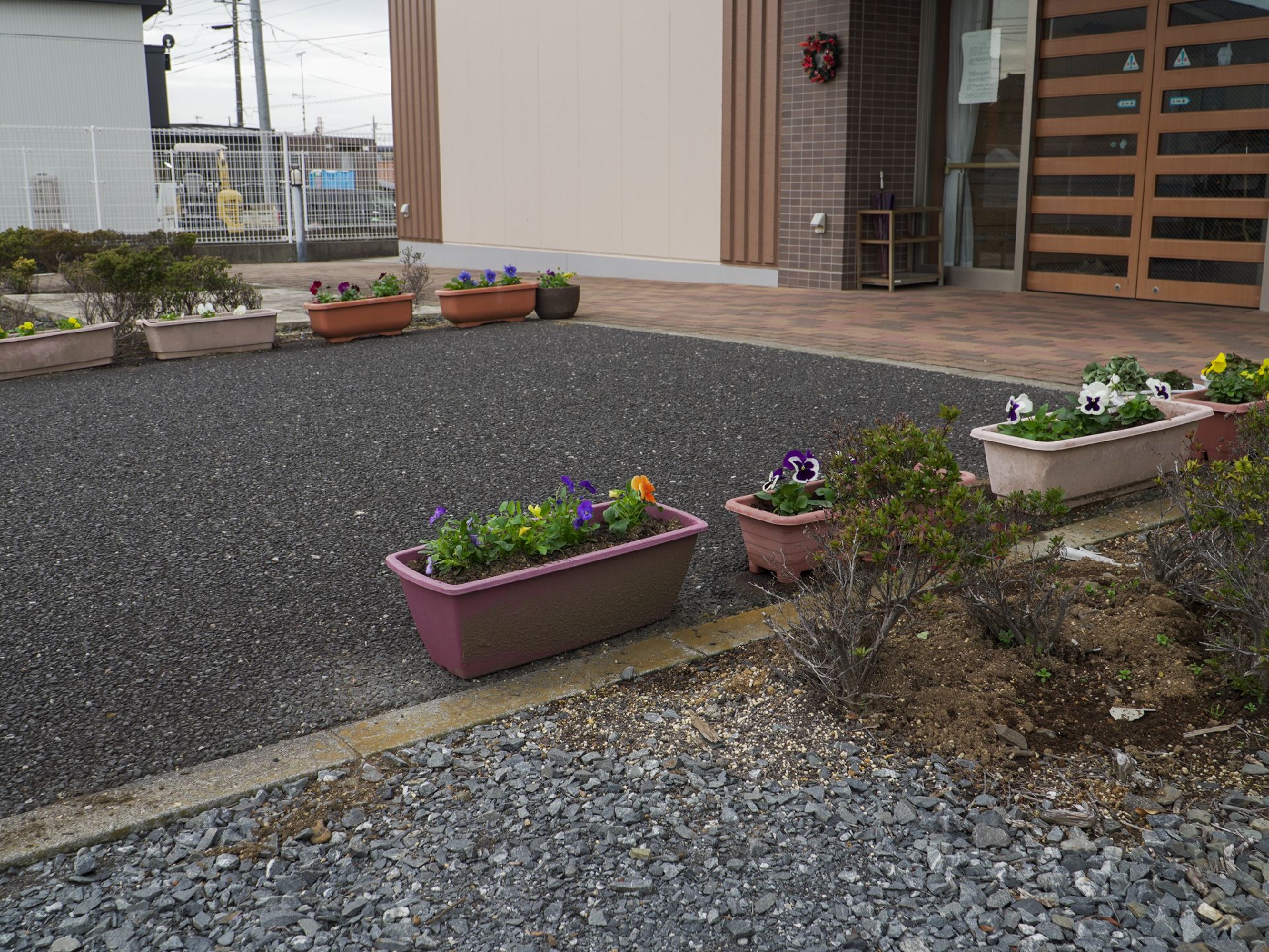 エントランス前にある花が植えられたプランター