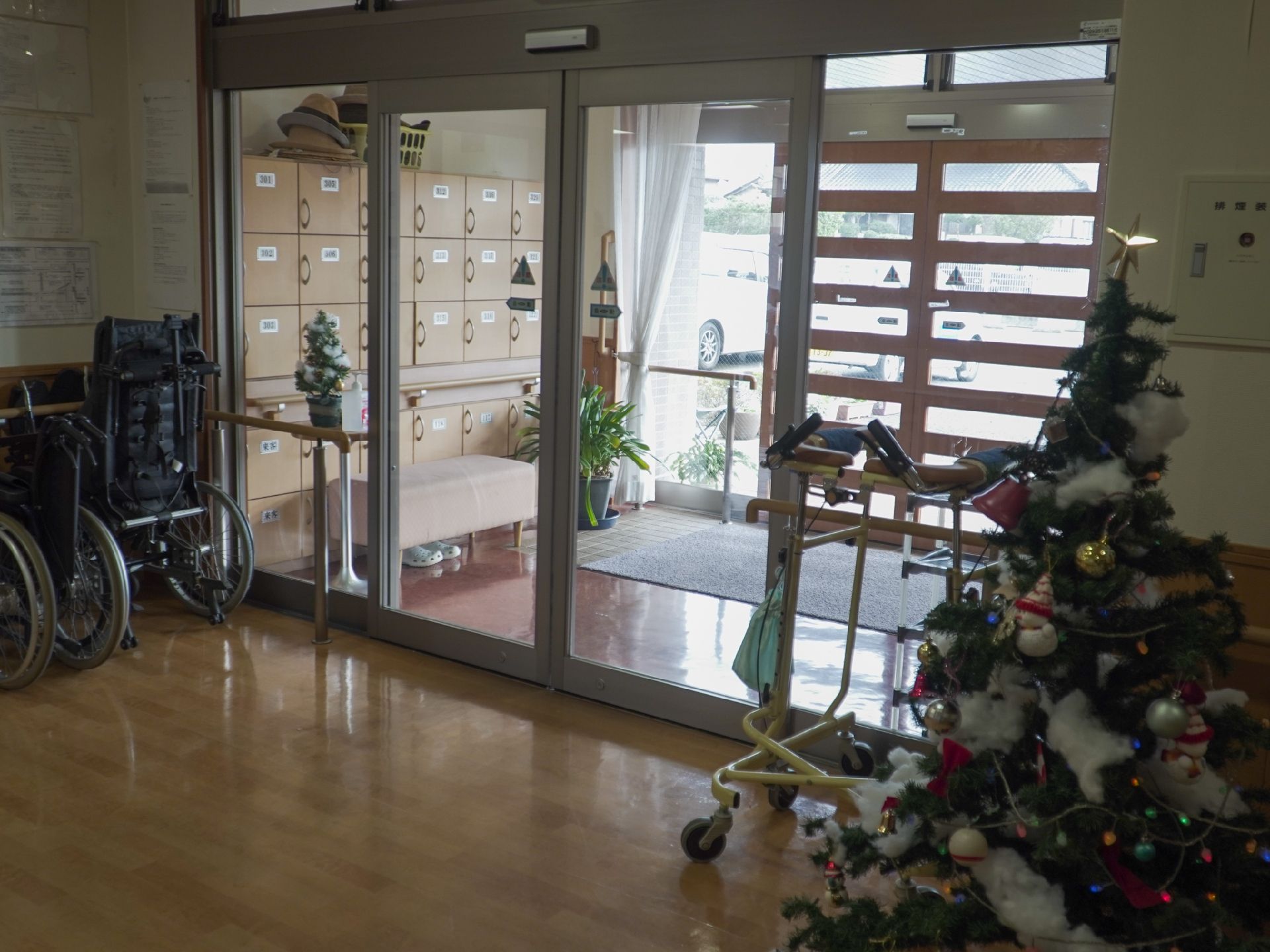 クリスマスツリーが飾られた玄関