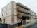 「ニチイケアセンター取手本郷」の外観。完成な住宅に位置する3階建ての清潔感ある大きな施設。