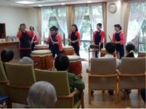 慰問による季節イベントを席に着いてご覧になる入居者様皆さま