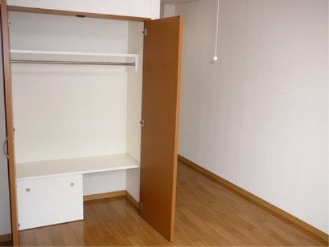 「ニチイケアセンター取手本郷」の居室。自宅から荷物をたくさん持ち込んでも、大きいクローゼットが設置されている。