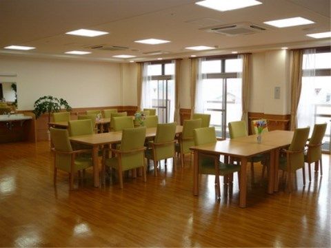 「ニチイケアセンター取手本郷」のダイニング。趣味の時間やお喋りの空間としたり、お食事場所と両方を活用している。