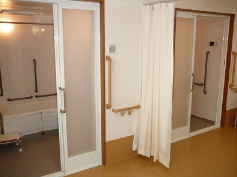 「ニチイケアセンター取手本郷」の浴室・脱衣所。個別浴室なので、恥じらう必要がなく伸び伸びとバスタイムを堪能できる。