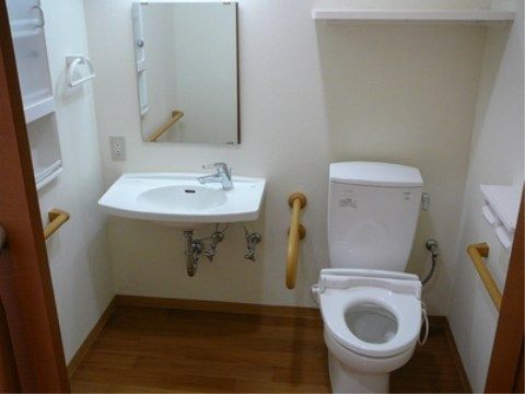 「ニチイケアセンター取手本郷」の居室内トイレ。洗面台とトイレが一緒になり、使いがっての効率良い空間。