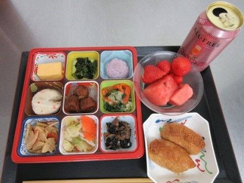 「ニチイケアセンター取手本郷」のお花見弁当。実際のお花見を体感すべく、アルコールを少量飲むことができる。