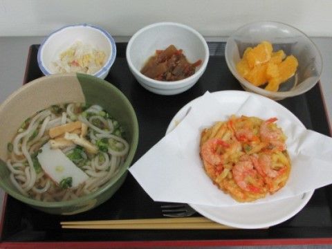「ニチイケアセンター取手本郷」のかき揚げうどん。ご飯物だけでなく、麺類メニューも用意されている。