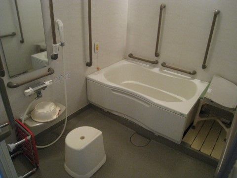 「ニチイケアセンター取手本郷」の浴室。浴槽のでの転倒を防ぐため、横と縦状に介助手すりを設置している。