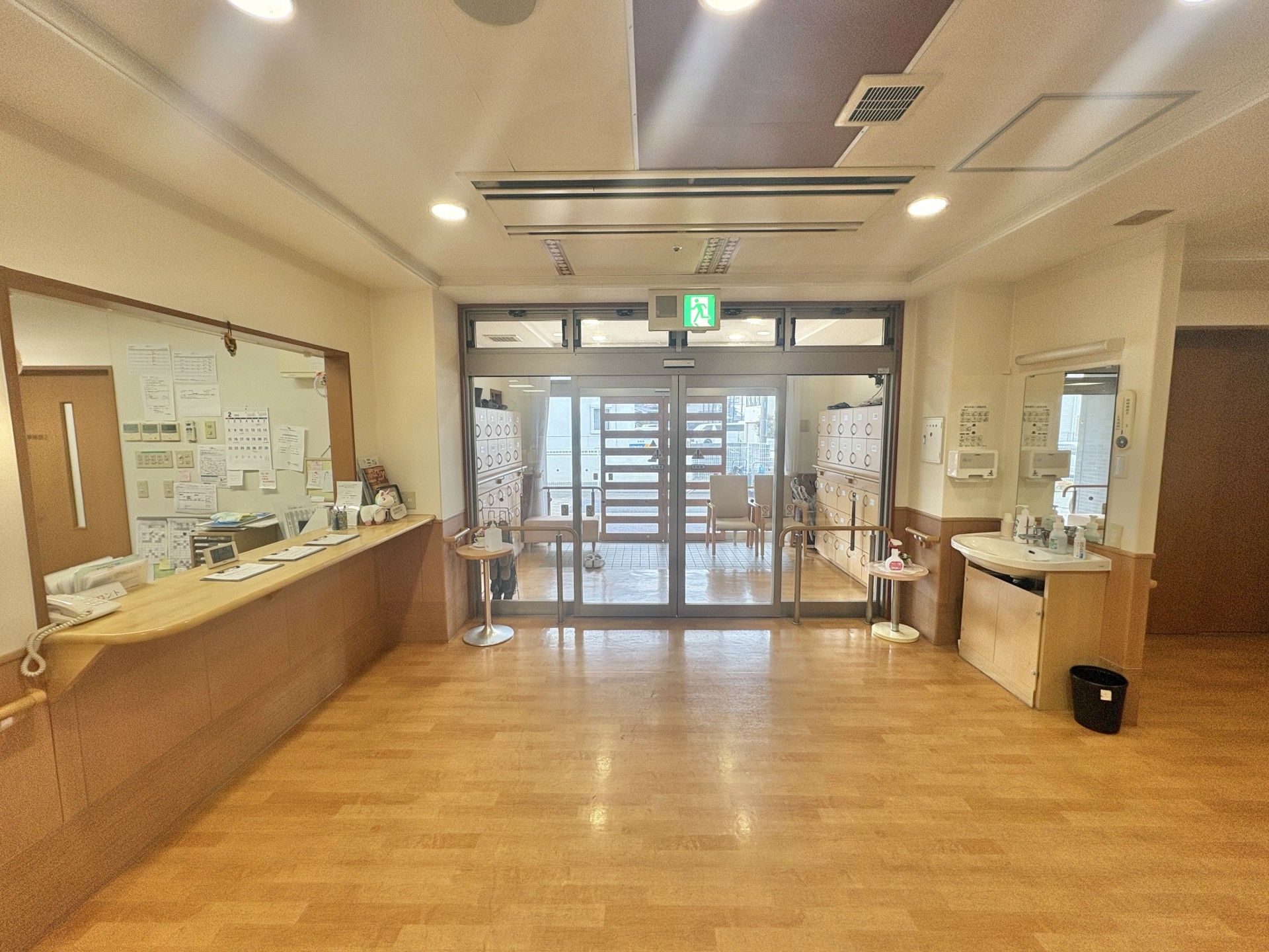 受付と出入口の様子