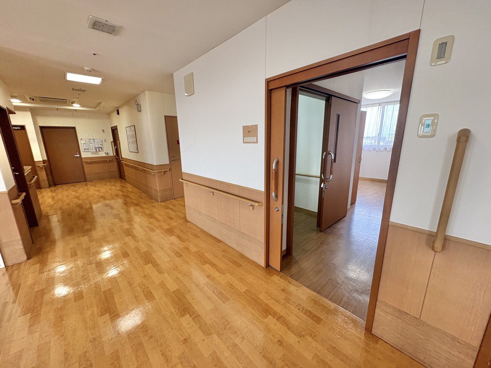明るい廊下と居室の入口