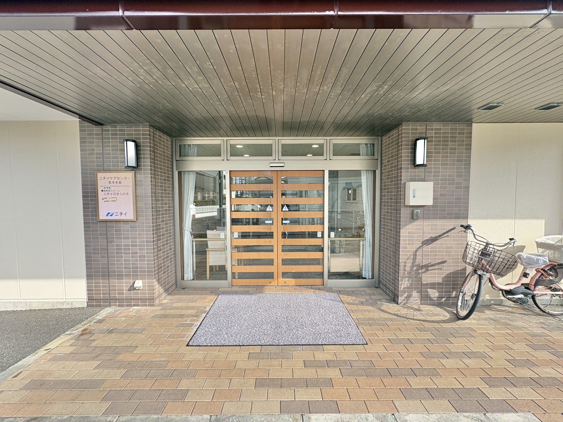 自転車が置かれた玄関