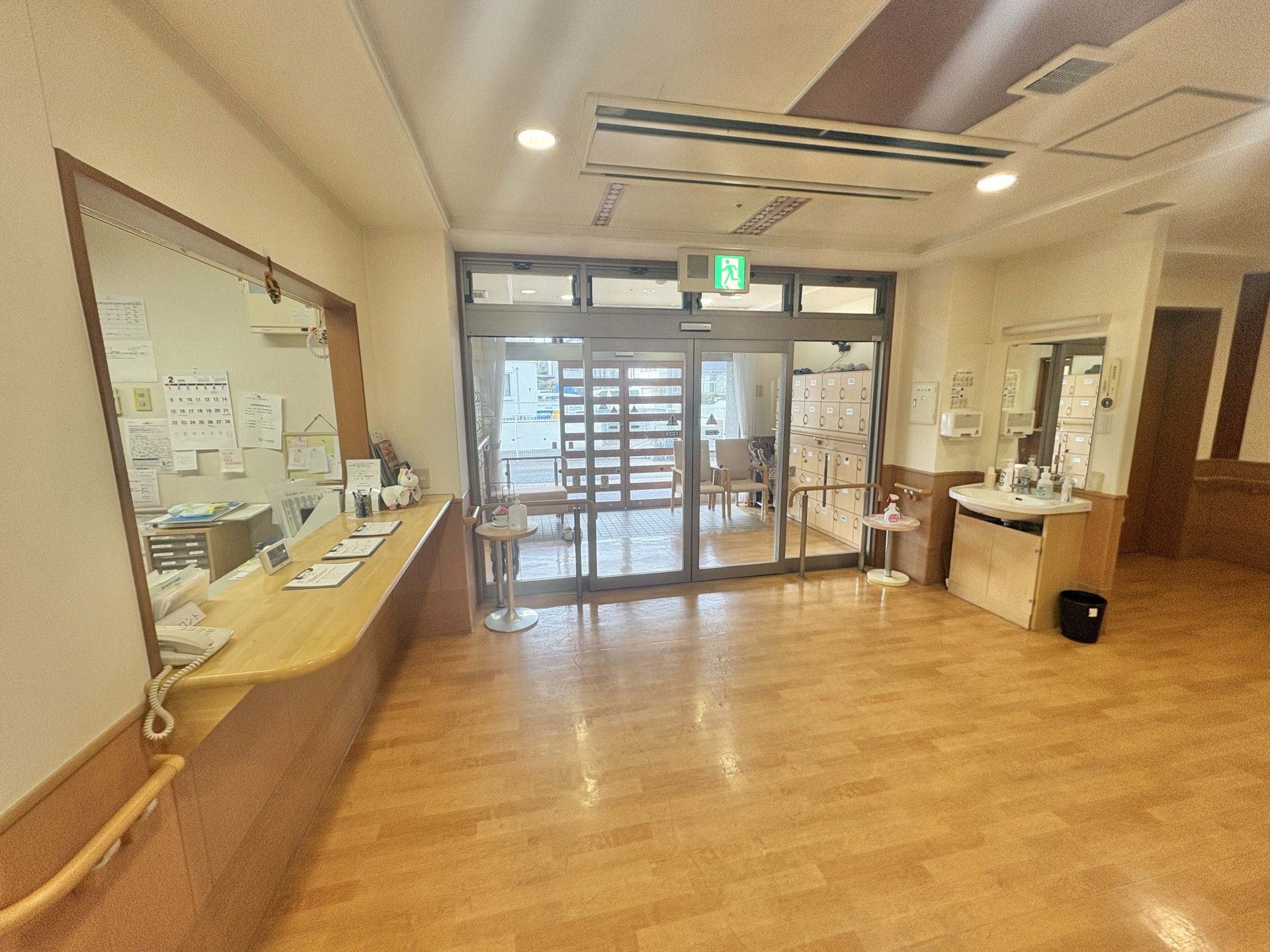受付と出入口の様子