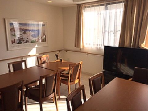 窓が設置され壁伝いに手すりが取り付けられたリビング