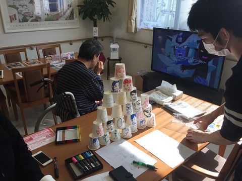 イベント用のアイテムを手作りしているマスク姿の男性スタッフ