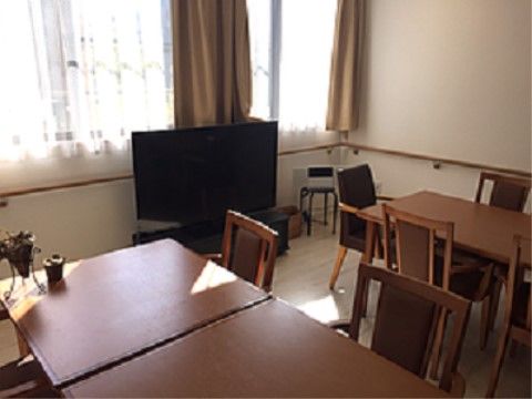 「住宅型有料老人ホーム トラストリー長久手」のデイルーム。孤独感の解消や内面的なストレスを無くす為、デイルームを併設している。