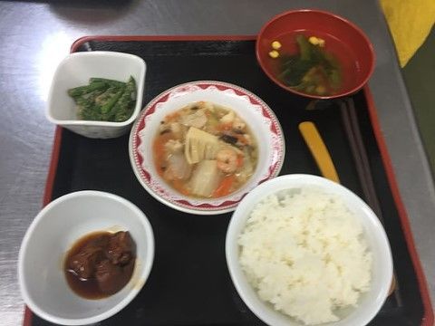 「住宅型有料老人ホーム トラストリー長久手」のお食事。和食、洋食、中華、とメニューの豊富さを兼ね備えている。