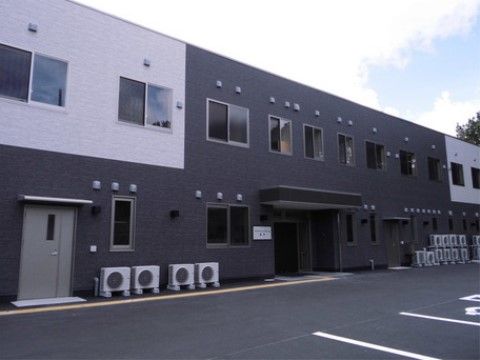 「プラチナ・シニアホーム袋井」の外観。車を収容できるよう、数台止められる無料駐車場を設置している。